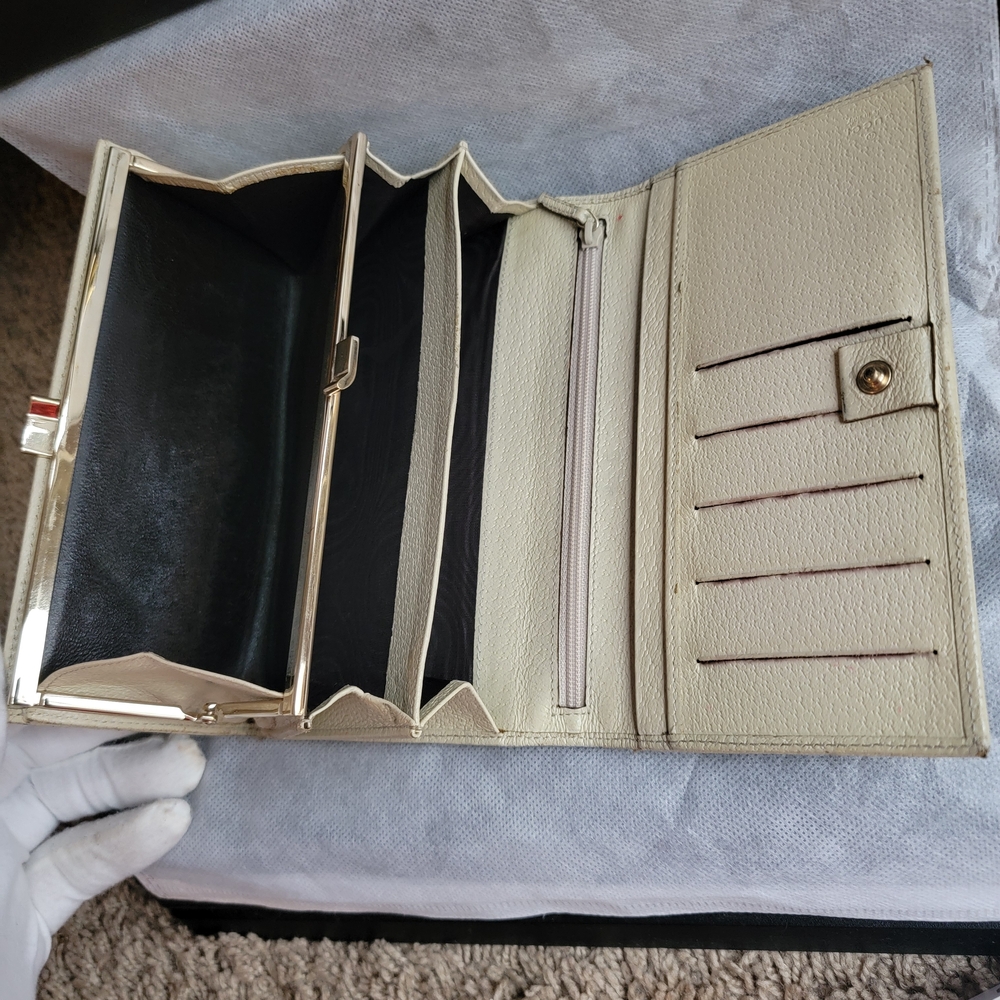 Gucci Tan Monogram Clutch With Kiss Lock - Picture 8 of 15